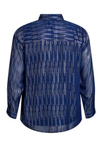 Camisa de manga larga azul marino con patrones de rayas verticales y horizontales plateadas, mostrada desde atrás sobre un fondo blanco.