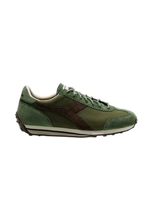 Zapatilla verde de perfil bajo con paneles de ante y tela, logo lateral marrón oscuro, cordones y suela blanca con una franja negra y suela exterior texturizada.