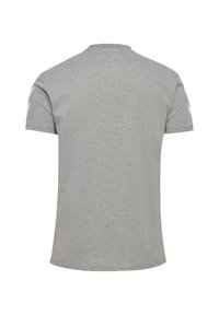 Grå t-shirt med korta ärmar i bomull, med rund halsringning, enfärgad struktur och vita logotyper på båda axlarna.