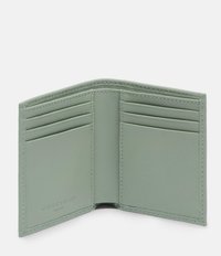 Jasnozielony skórzany portfel na karty z wieloma kieszeniami na karty i gładką fakturą. Posiada przeszywane krawędzie i wytłoczone logo na zewnętrznej stronie.