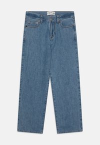 Ljusblå denimjeans med rak passform, fem fickor, metallbeslag och subtila blekningar. Klassisk knappstängning och bälteshällor.