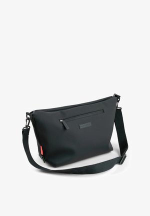 Bolso de hombro negro hecho de material impermeable. Cuenta con un bolsillo frontal con cremallera, correa ajustable y logo grabado. Textura suave.