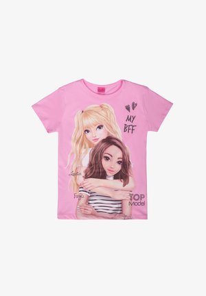 T-shirt in cotone rosa con una grafica di due ragazze che si abbracciano. Il testo include "LA MIA BFF" e i nomi "Louise" e "Fergie" con accenti argentati.