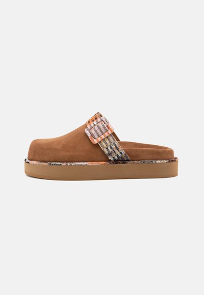 Barna velúrbőr slip-on szandál mintás pánttal, amely narancssárga, sárga és kék árnyalatokban pompázik. Lapos, texturált talpa kényelemet és stabilitást biztosít.