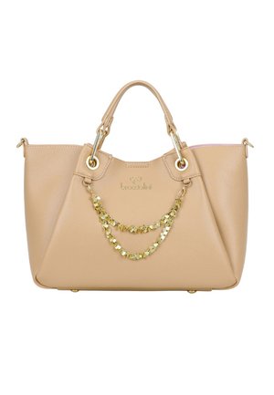 Borsa a mano in pelle beige con due manici superiori, decorazione a catena dorata e logo del marchio in rilievo discreto al centro della parte anteriore.