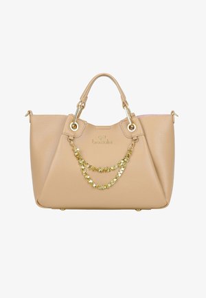 Beige leren handtas met twee bovenhandvatten, gouden kettingdecoratie en subtiel geperst merkembleem op het midden vooraan.