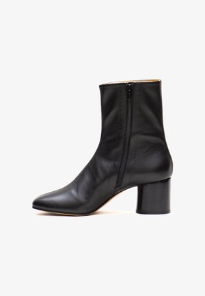 Schwarze Lederknöchelstiefel mit spitzem Schuhkopf, Seitenreißverschluss und Blockabsatz. Glatte Textur und strukturiertes Design.