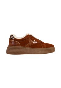 Sneaker in suede marrone con un colletto in pelliccia bianca imbottita, accenti luccicanti e una suola in gomma brunita con scanalature. Dettaglio in stampa leopardata sul tallone.