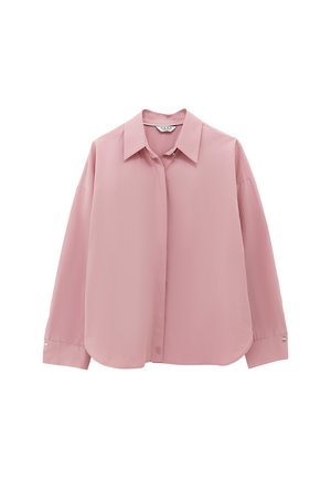 Camisa de manga larga color rosa claro hecha de tela suave, con cuello clásico, cierre frontal de botones y dobladillo redondeado con detalles de botones en las mangas.