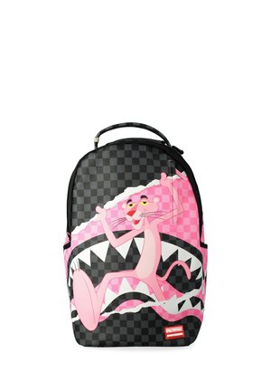 Mochila con patrón de cuadros en negro y rosa que presenta al personaje Pink Panther y un diseño de dientes de tiburón blancos.