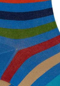 Calzini a righe caratterizzati da colori vivaci tra cui blu, verde, rosso e sabbia. Realizzati in un tessuto morbido con righe di diverse larghezze e texture.