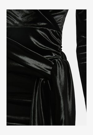 Schwarzes Satinkleid mit Rüschen-Design und gebundenem Knotendetail an der Taille. Verfügt über eine glatte, glänzende Textur und lange Ärmel.