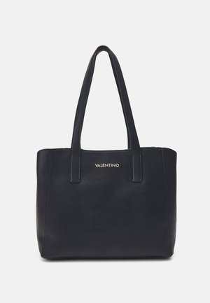 Zwarte leren tote bag met twee lange handvatten en een minimalistisch ontwerp. Heeft gouden "VALENTINO" branding op de voorkant. Gladde textuur.