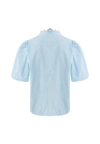 Světle modrá blůza s krátkým rukávem a vertikálními bílými pruhy. Má volánkový límec a nabrané rukávy, vyrobená z měkké tkaniny.