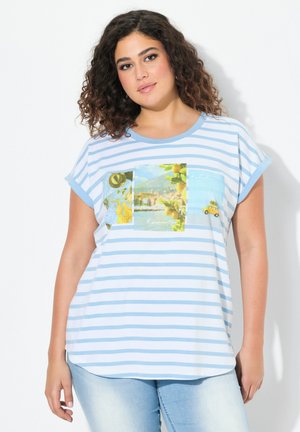 T-shirt bleu rayé à manches courtes, avec un motif central représentant un paysage dans des tons de vert et de jaune, offrant une coupe douce et décontractée.