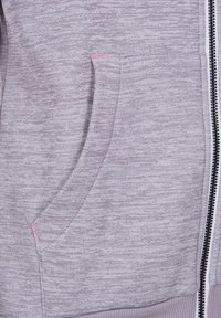 Felpa con zip grigia chiara in tessuto testurizzato, con una cucitura accentata rosa e una tasca frontale per riporre gli oggetti.