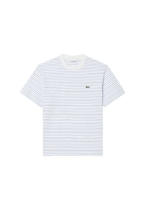 Camiseta blanca de manga corta con finas rayas horizontales azul claro y un pequeño logo de cocodrilo verde bordado en el pecho izquierdo.