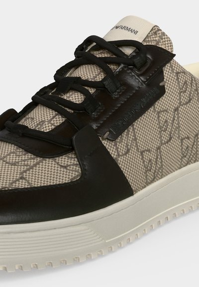 Μπεζ και μαύρο sneaker Emporio Armani με υφασμάτινο σχέδιο, μαύρα κορδόνια, δερμάτινες λεπτομέρειες και υφασμένο λευκό καουτσούκ πάτο.