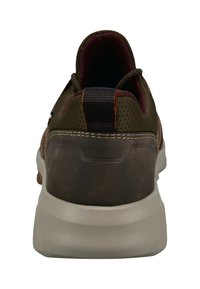 Männlicher Freizeitsneaker mit braunem Leder- und Stoff-Obermaterial, dunkler Naht und dicker weißer Gummisohle, von hinten betrachtet.
