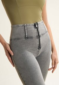 Freddy Farkkuleggingsit - light grey jeans black seams
