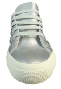 Srebrne syntetyczne sneakersy z okrągłym noskiem, białą gumową podeszwą i płaskimi sznurówkami. Teksturowana cholewka i minimalne detale szwów.
