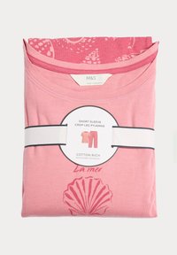 Rosa kortärmad crop-leg pyjamas i bomull med rikligt innehåll, med ett snäcksprint och texten "La mer", förpackad med ett svart och vitt band.