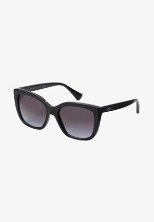 Gafas de sol oversized negras con lentes degradados, montura cuadrada, acabado brillante y un acento lateral que presenta un logo distintivo.