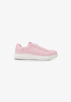 Niedrig geschnittene rosa Ledersneaker mit weißen Schnürsenkeln und dicker weißer Sohle, Seitenansicht auf einem weißen Hintergrund.
