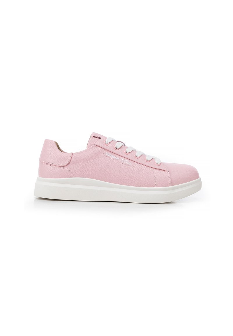 Sneaker in pelle rosa a profilo basso con lacci bianchi e suola bianca spessa, vista laterale su sfondo bianco.