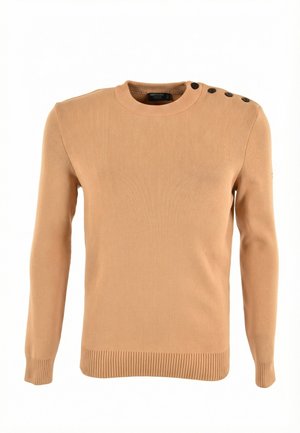 Maglione marrone chiaro a coste con scollo rotondo, maniche lunghe e quattro bottoni neri sulla spalla sinistra.