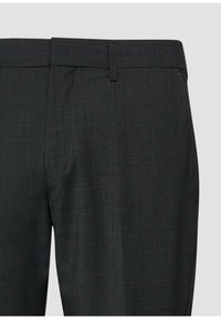 Pantalon habillé gris foncé avec une ceinture, passants, braguette à l'avant et poches latérales, présenté sur un fond gris clair.