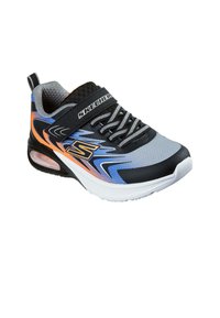 Zapatilla Skechers con parte superior de malla en gris, negro y azul, acentos naranjas, correa elástica y suela blanca con amortiguación de aire visible.