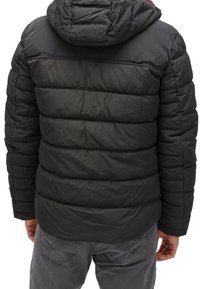 Giubbotto imbottito nero con cappuccio, caratterizzato da cuciture orizzontali e una finitura opaca. Tessuto resistente, taglio di lunghezza media e polsini elasticizzati.