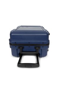 Laavun kova matkalaukku mustilla yksityiskohdilla. Varustettu vetoutettavalla kahvalla ja tukevilla sivukahvoilla. Karkaistu pinta näkyvillä saumoilla.