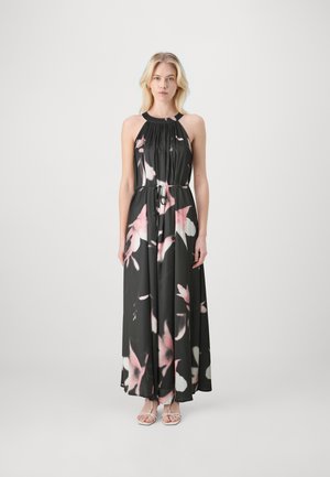 Vestido maxi em tecido preto com estampado floral rosa, design de alças halter, parte superior franzida, cintura com cordão e saia fluida.
