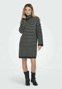 Vestido de punto con cuello de embudo, que presenta rayas horizontales en gris y negro, mangas largas y un corte holgado, que llega hasta el medio muslo.