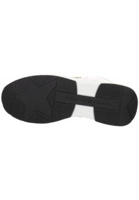 Sneaker bianco con suola in gomma nera testurizzata, caratterizzata da motivi geometrici e un logo impresso sul lato. Accenti di design minimal.