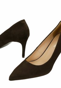 Décolleté da donna in camoscio marrone scuro con punta appuntita, sottili tacchi a stiletto e soletta interna in pelle color cuoio.