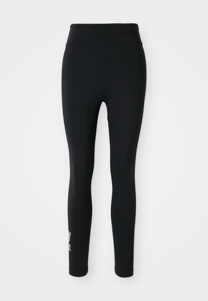 Zwarte legging gemaakt van rekbare stof, met een hoge tailleband en een klein gedrukt logo op één been. Soepele textuur, aansluitend ontwerp.