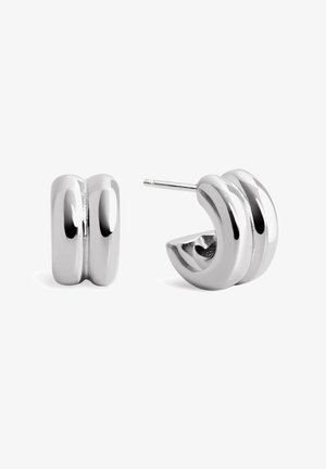 Boucles d'oreilles anneaux en argent poli avec un design à double rainure, l'une montrée de face, l'autre de profil avec la tige visible.