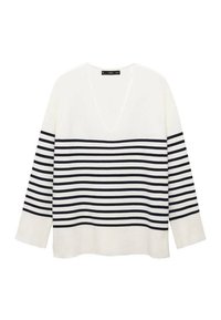 Bílý svetr s dlouhými rukávy a výstřihem do V, který má horizontální námořnické pruhy přes tělo a rukávy. Měkká pletená textura.