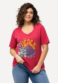Ulla Popken PEACE SEQUINED SHORT SLEEVE V-NECK TEE - Triko s potiskem - dark pink