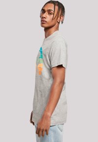 Graues Baumwoll-T-Shirt mit einem mehrfarbigen Grafikdesign auf der Vorderseite. Kurzärmlig, Rundhalsausschnitt und lockere Passform.