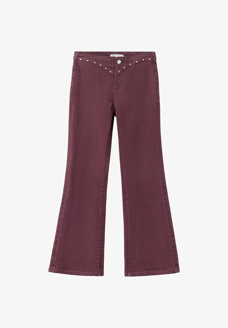 Jean évasé couleur vin avec bouton métallique et clous en forme d'étoile le long de la ceinture avant sur fond blanc.