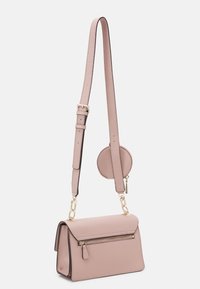 Różowa skórzana torba crossbody z klapą, przednią kieszenią na zamek błyskawiczny oraz odpinaną okrągłą saszetką. Posiada złote elementy metalowe i regulowany pasek.