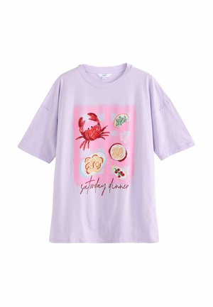 T-shirt surdimensionné lavande avec un design graphique représentant un crabe rouge et des aliments sur un fond rose, le texte indique "dîner du samedi."