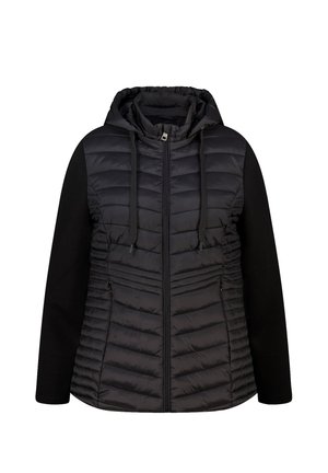 Zwarte doorgestikte jas met capuchon, ritssluiting aan de voorkant, trekkoorden en gladde stoffen mouwen, vanaf de voorkant getoond tegen een witte achtergrond.