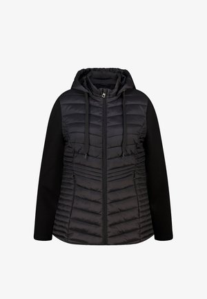 Zwarte doorgestikte jas met capuchon, ritssluiting aan de voorkant, trekkoorden en gladde stoffen mouwen, vanaf de voorkant getoond tegen een witte achtergrond.