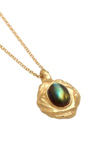 Collana con pendente in oro che presenta una pietra ovale di labradorite con sfumature iridescenti di blu e verde, incastonata in una montatura a trama floreale.