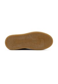 Gumowa podeszwa z fakturowaną powierzchnią z falistym wzorem i wypukłymi kropkami dla lepszego chwytu. Kolor jasnobrązowy z zaokrąglonym kształtem palców.